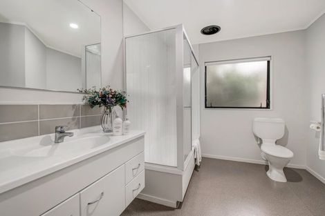 Photo of property in 2 Westminster Gardens, Unsworth Heights, Auckland, 0632