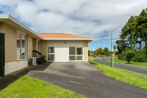 Photo of property in 44 De Havilland Drive, Goodwood Heights, Auckland, 2105