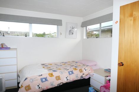 Photo of property in 17a Andrew Street, Waikanae, 5036