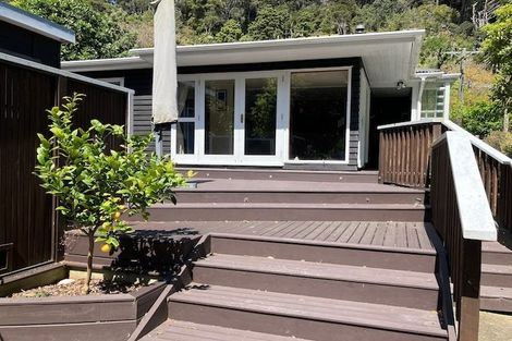 Photo of property in 8 Taungata Road, York Bay, Lower Hutt, 5013