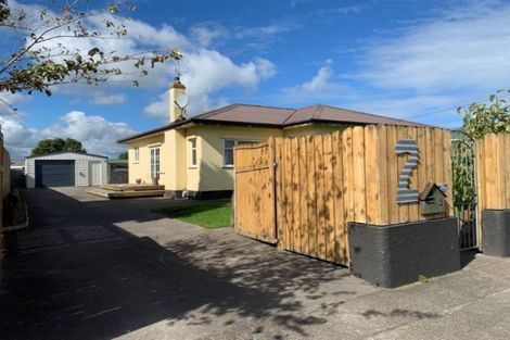 Photo of property in 2 Collins Street, Hawera, 4610