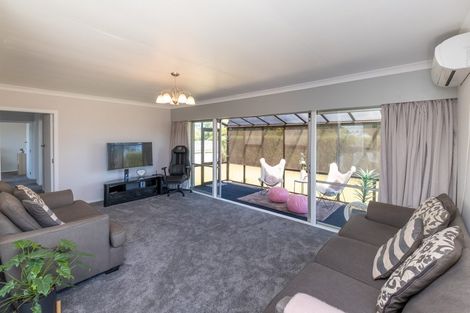 Photo of property in 15 Montjoy Street, Stratford, 4332