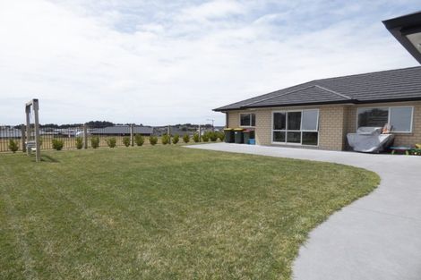 Photo of property in 12 Oakmont Crescent, Waiwhakaiho, New Plymouth, 4312