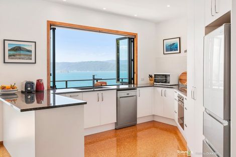 Photo of property in 20 Napier Street, Karaka Bays, Wellington, 6022