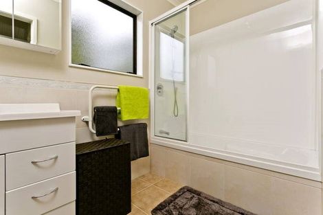 Photo of property in 30c Fordham Street, Beach Haven, Auckland, 0626