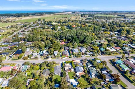 Photo of property in 14 Queens Avenue, Waikuku Beach, 7402