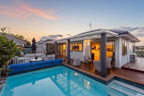 Photo of property in 1/66 Browns Bay Road, Rothesay Bay, Auckland, 0630