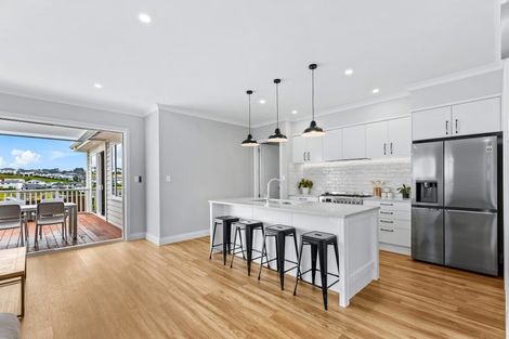 Photo of property in 10 Pekanga Road, Orewa, 0931