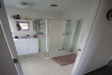 Photo of property in 15 Devonshire Road, Unsworth Heights, Auckland, 0632