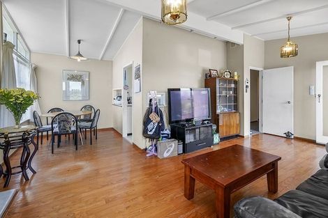 Photo of property in 68 Divich Avenue, Te Atatu South, Auckland, 0610