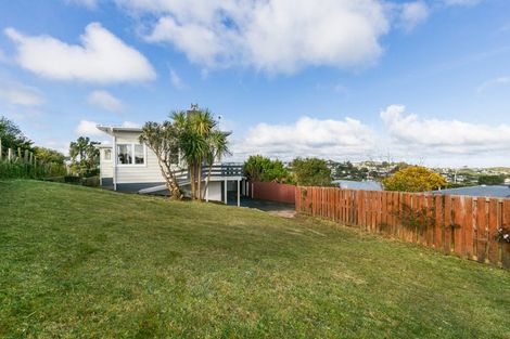 Photo of property in 56 Stewart Drive, Newlands, Wellington, 6037