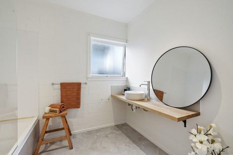 Photo of property in 24 Sylvan Avenue, Northcote, Auckland, 0627