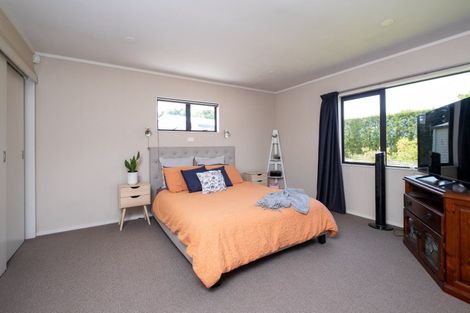 Photo of property in 16 Deakin Place, Clive, 4102