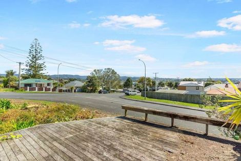 Photo of property in 84 Awaroa Road, Sunnyvale, Auckland, 0612
