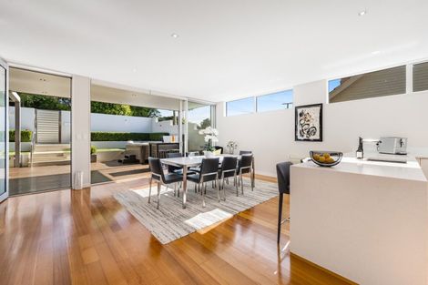 Photo of property in 33 Luplau Crescent, Cockle Bay, Auckland, 2014