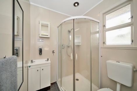 Photo of property in 72 Pioneer Road, Moturoa, New Plymouth, 4310