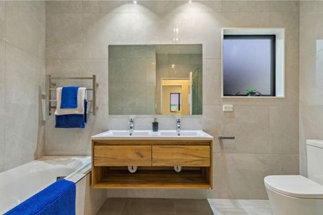 Photo of property in 4 Vinistra Road, Kumeu, 0810