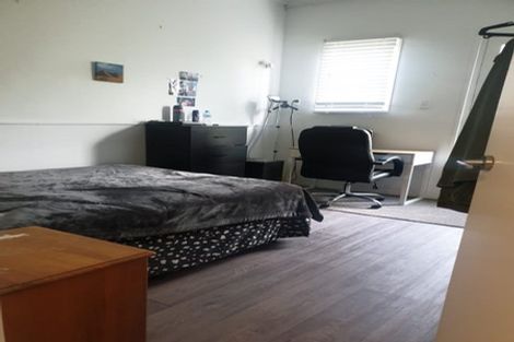 Photo of property in 15 Barker Rise, Northcross, Auckland, 0632