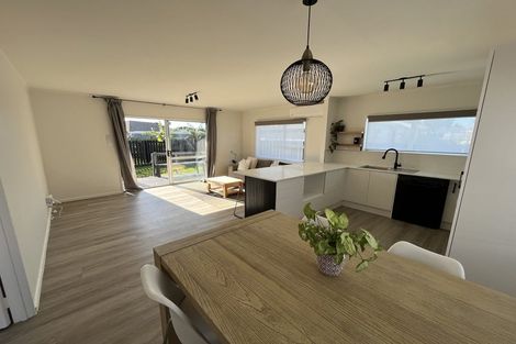 Photo of property in 2/2 Hatherley Place, Clendon Park, Auckland, 2103