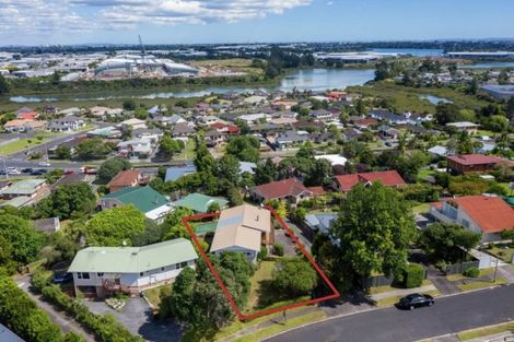 Photo of property in 16 Ellesmere Crescent, Pakuranga Heights, Auckland, 2010