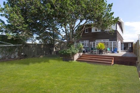 Photo of property in 21 Gladstone Road, Northcote, Auckland, 0627