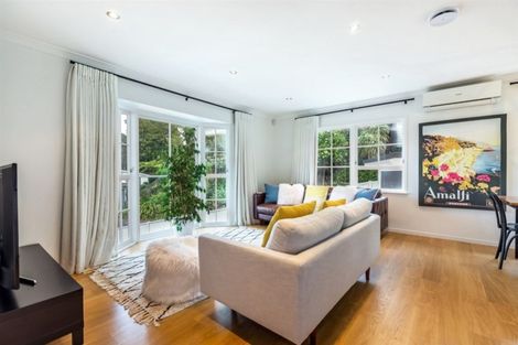 Photo of property in 11 West Glade Crescent, Birkenhead, Auckland, 0626