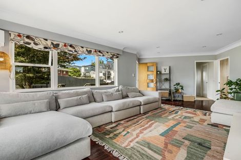 Photo of property in 10 Awaroa Road, Sunnyvale, Auckland, 0612