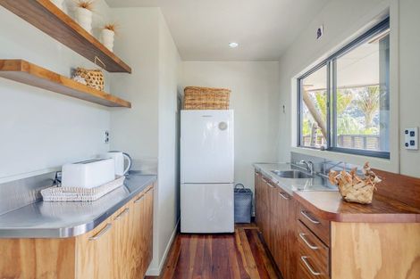 Photo of property in 24 Pye Place, Hot Water Beach, Whitianga, 3591