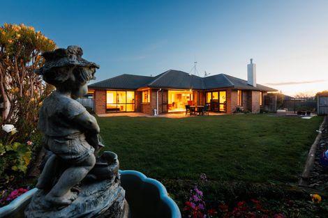 Photo of property in 24 Johnstone Drive, Fitzherbert, Palmerston North, 4410