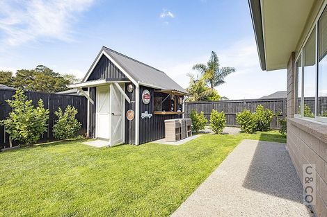 Photo of property in 8 Larmer Drive, Kumeu, 0810