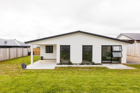 Photo of property in 3 Sardinia Grove, Fitzherbert, Palmerston North, 4410