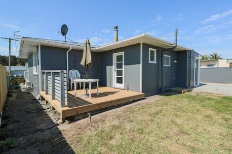 Photo of property in 6 Hennessy Street West, Foxton Beach, Foxton, 4815