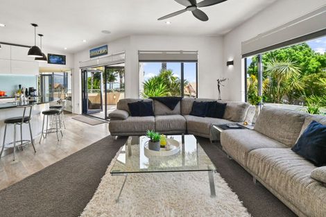 Photo of property in 6 Ribbonwood Crescent, Goodwood Heights, Auckland, 2105