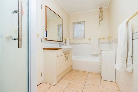 Photo of property in 2/335 Wairau Road, Totara Vale, Auckland, 0627