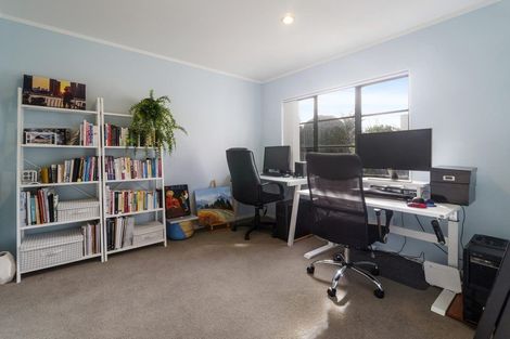 Photo of property in 12a Renata Crescent, Te Atatu Peninsula, Auckland, 0610