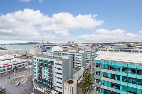 Photo of property in 30 Beach Road, Te Atatu Peninsula, Auckland, 0610