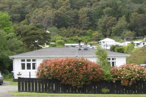 Photo of property in 114 Waikawa Road, Picton, 7220