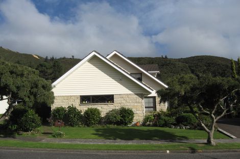 Photo of property in 5 Helvetia Grove, Naenae, Lower Hutt, 5011