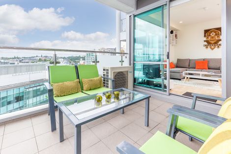 Photo of property in 30 Beach Road, Te Atatu Peninsula, Auckland, 0610