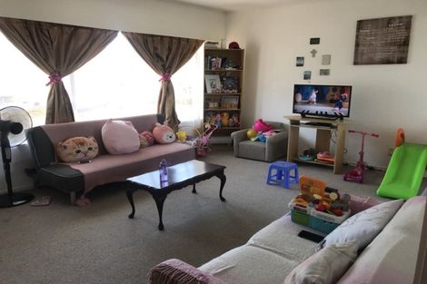 Photo of property in 3/178 Chivalry Road, Glenfield, Auckland, 0629