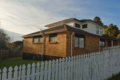 Photo of property in 8a Eske Place, Highland Park, Auckland, 2010