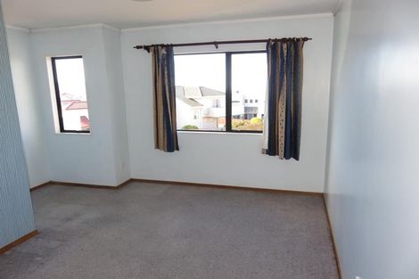 Photo of property in 3 Tamworth Crescent, Newlands, Wellington, 6037