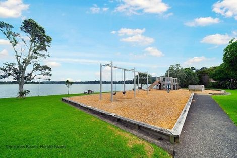 Photo of property in 28 Ferry Parade, Herald Island, Auckland, 0618