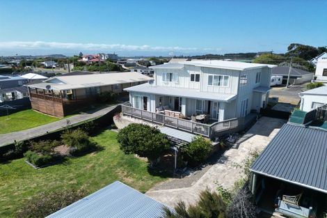 Photo of property in 9 Roore Street, Foxton Beach, Foxton, 4815