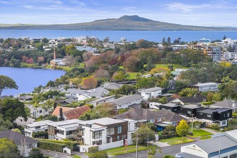 Photo of property in 37 Lake Pupuke Drive, Takapuna, Auckland, 0622