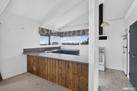 Photo of property in 129 Gloaming Hill, Titahi Bay, Porirua, 5022