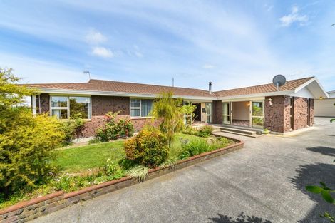 Photo of property in 32 Cedar Crescent, Feilding, 4702