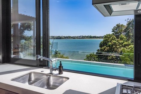 Photo of property in 10a First Avenue, Stanley Point, Auckland, 0624