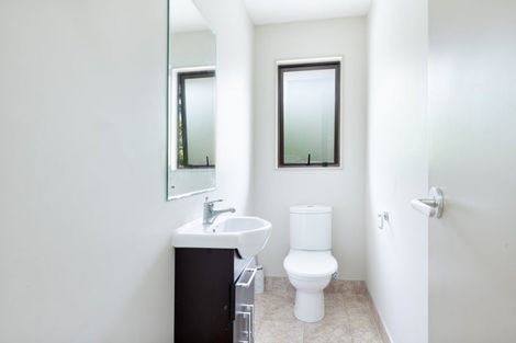 Photo of property in 112 Lake Panorama Drive, Henderson Valley, Auckland, 0612