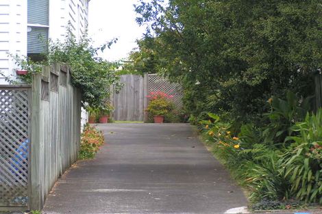 Photo of property in 2/30 Princes Street, Northcote Point, Auckland, 0627